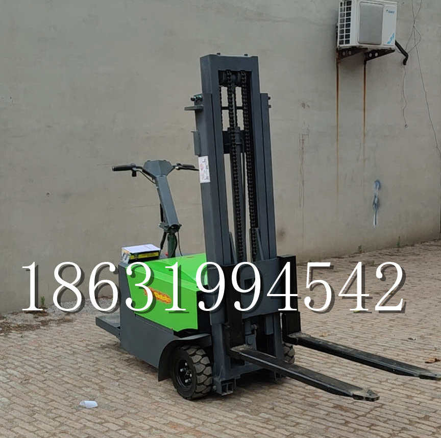 玉树藏族自治州优程全电动叉车插腿式堆高车液压装卸车1.5吨升高小型站驾式铲车